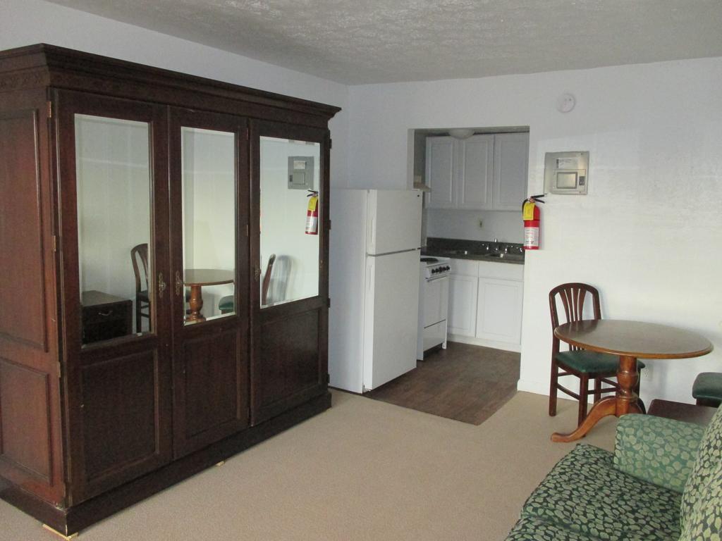 Budgetel Inn And Suites Lodge West Chambre photo